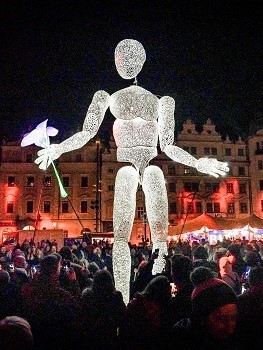 Vektor - die 8 Meter große Lichtfigur von DUNDU