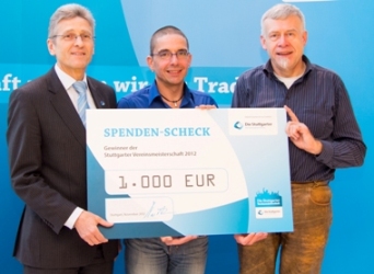 Hanspeter Mangold von der Stuttgarter Lebensversicherung e.G. überreicht den Spendenscheck an die AIDS-Hilfe Stuttgart e.V.